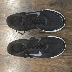 In good condition size 8 Women's Nike sneakers.